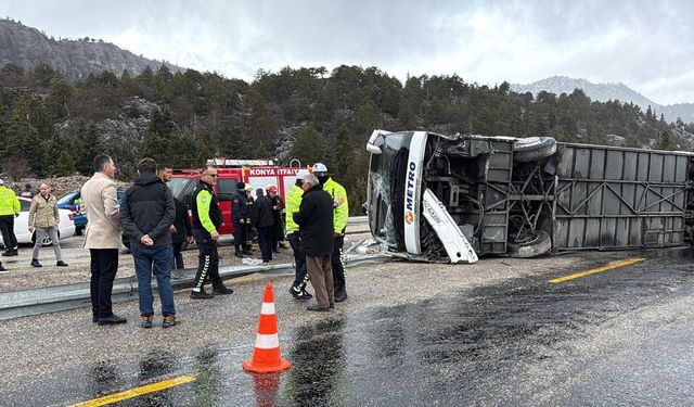Konya-Antalya yolunda otobüs devrildi