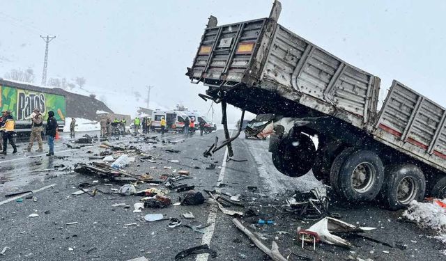 Otomobil ve TIR çarpıştı: Aynı aileden 2 ölü