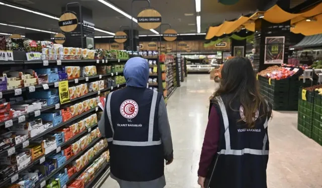 Ticaret Bakanlığı, İzmir’de yerel ve zincir marketlerdeki haksız fiyat listesini tek tek açıkladı