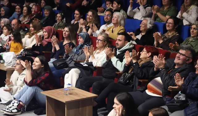 'Canım Komşularım' ilk kez seyircisiyle buluştu: Salon doldu taştı