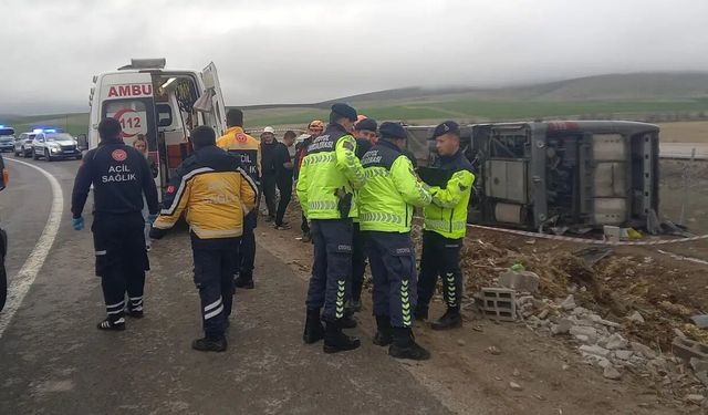 Aksaray’da tur otobüsü devrildi