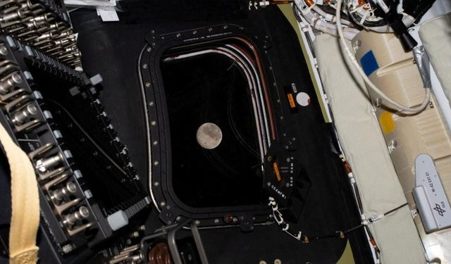 Artemis II mürettebatı "Dünya'dan katedilen en uzak mesafe" rekorunu kırdı