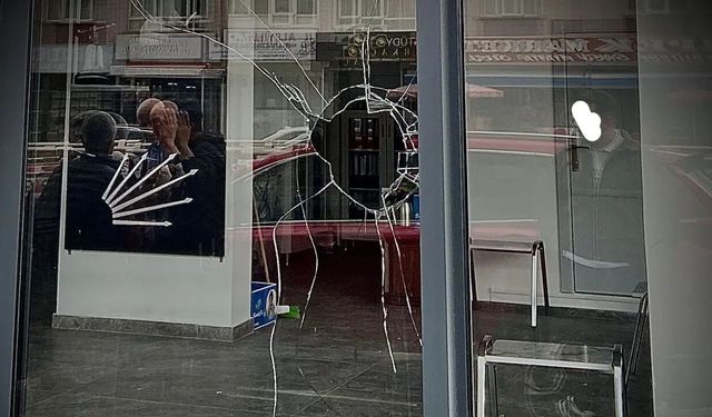 CHP Keçiören ilçe binasına taşlı saldırı yapıldı