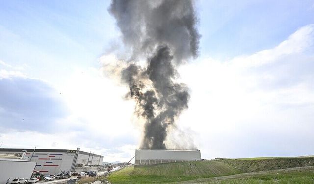 Ankara’da mobilya deposunda yangın çıktı