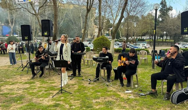 Efeler'de Anneler Günü coşkusu şenlikle taçlanıyor