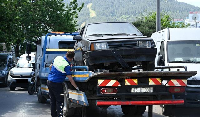 Manisa’da sokaklar hurda araçlardan temizleniyor