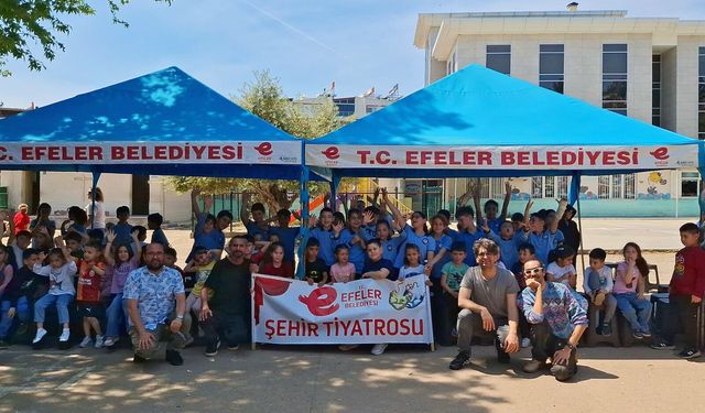 Efeler’in sanatçıları çocuklar için sahneye çıktı