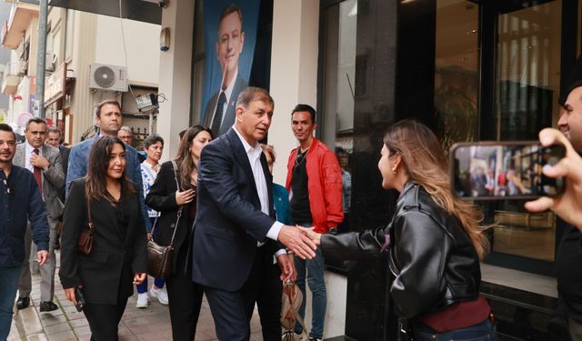 İzBB Başkanı Cemil Tugay CHP İl Başkanlığına geldi