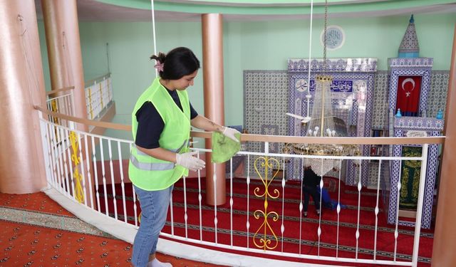 Çiğli'de bayram öncesi ibadethanelerde kapsamlı temizlik
