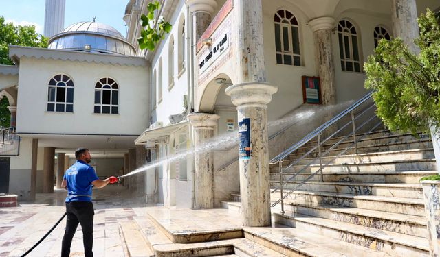 Buca'da ibadethaneler bayrama hazırlandı