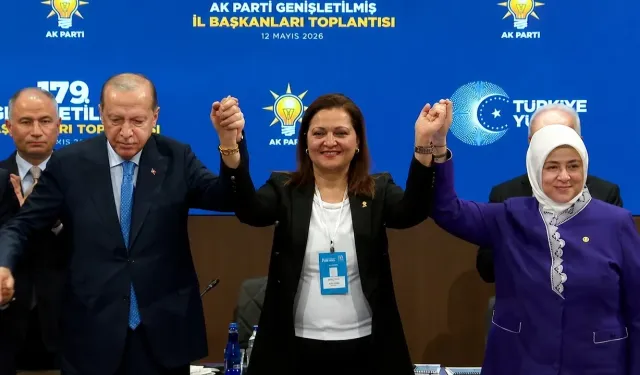 Rozeti takıldı Burcu Köksal AKP'ye katıldı