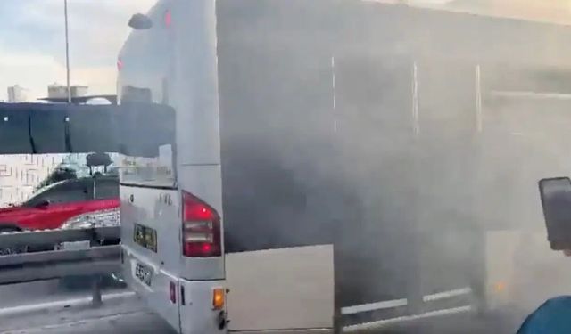 İstanbul’da Metrobüste Yangın: Seferler Kısa Süre Durdu
