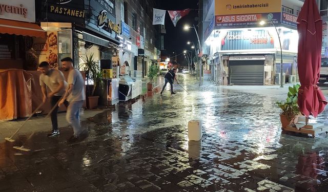 Çiğli bayrama hazır: Gece boyu süren temizlik mesaisi