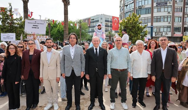Uluslararası Tiyatro Festivali renkli kortejle açıldı