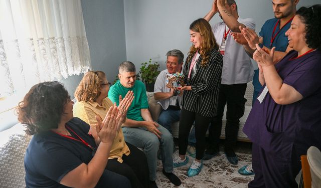 Her sabah temizlik işçilerini bekliyordu