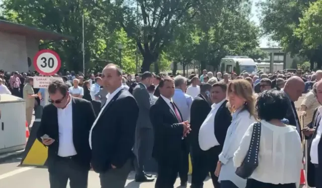 Özgür Özel meclis bahçesinden seslendi