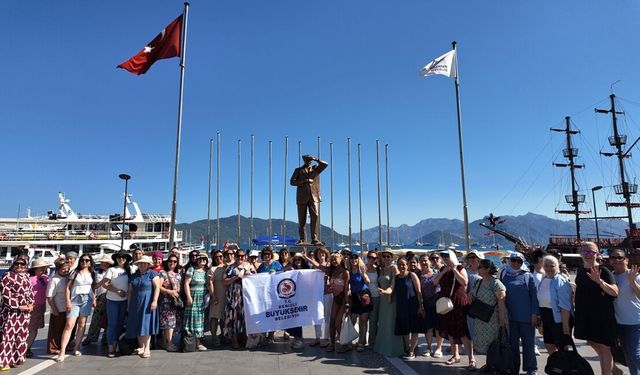 Yüzme öğrenen kadınlar denizle buluştu