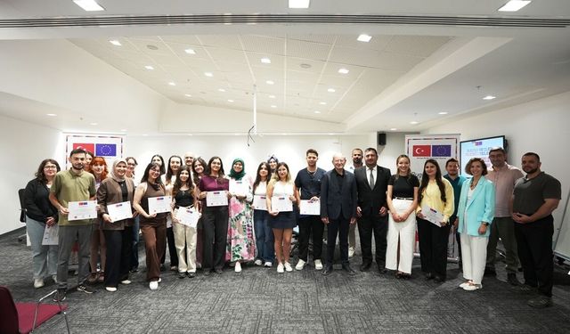 Denizli Büyükşehir’le gençler dijitalleşiyor