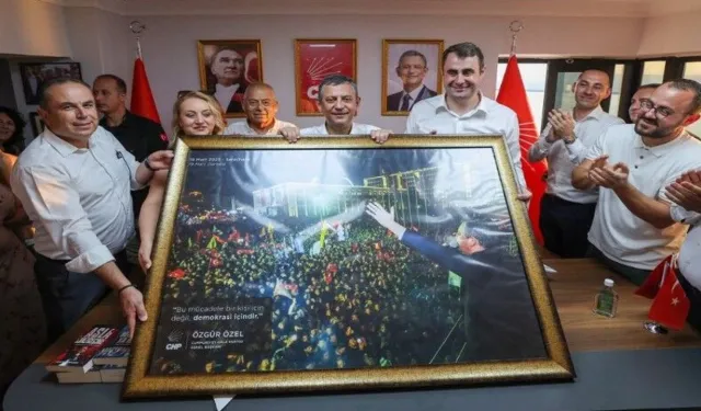 Özgür Özel'in fotoğrafı yeniden duvara asıldı