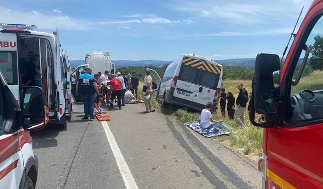Servis Minibüsü Tankere Çarptı: 16 Yaralı