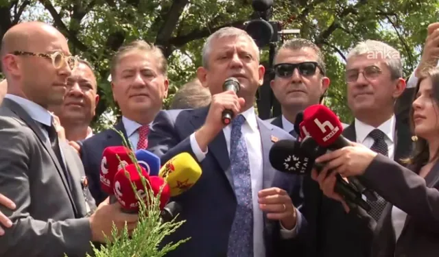 Özgür Özel meclis bahçesinde kalabalığa seslendi