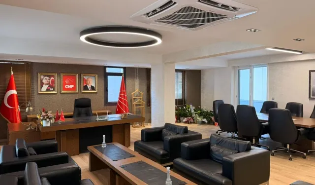 CHP İzmir İl Başkanlığı'nda makam odası yeniden düzenlendi