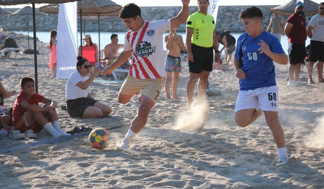 1.⁠ ⁠Günbatımı Çocuk Plaj Futbol Şenliği sona erdi