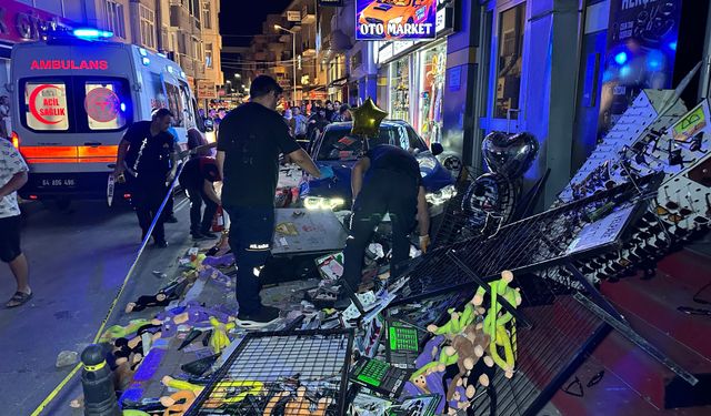 Aydınlatma direğine çarpan otomobil kaldırıma çıktı