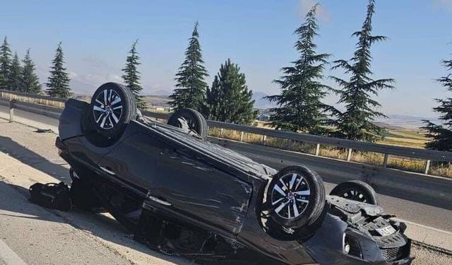 Refüje devrilen otomobilde 8 kişi yaralandı