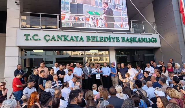 Çankaya Belediyesi önünde Güner'e destek buluşması
