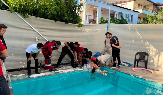 Havuzda sıkışan 4 yaşındaki çocuk kurtarıldı