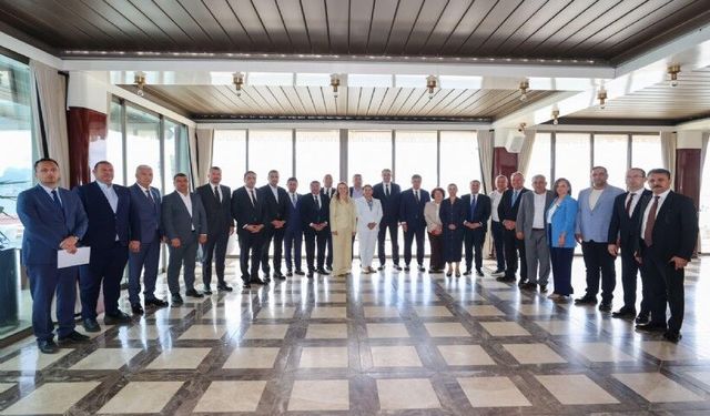 İzmir’de hangi belediye başkanları Yeni Parti’ye geçti