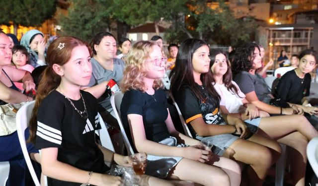 Çiğli'de mahalle sinema günlerine büyük ilgi