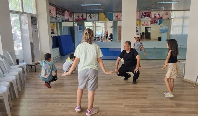 Efeler'in çocukları yöresel oyunları öğreniyor