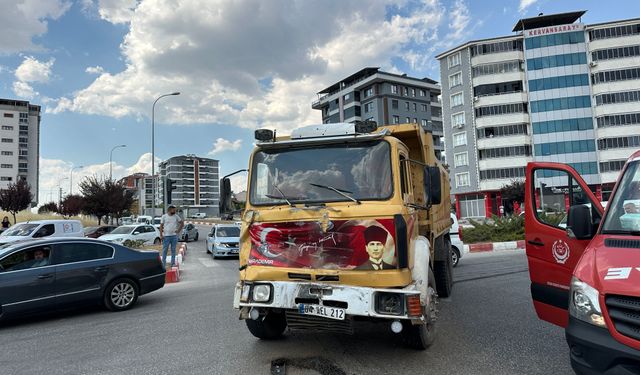 Uşak’ta itfaiye aracı ile kamyon çarpıştı
