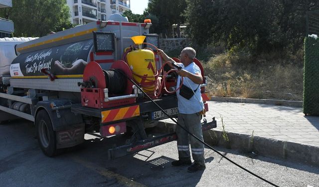 Kuşadası'nda temizlik mesaisi sürüyor