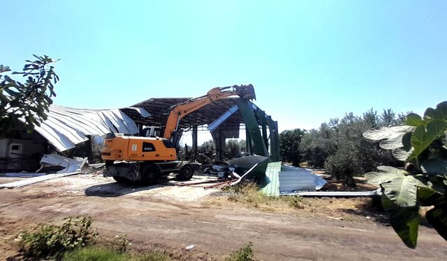 Tarım alanına kaçak yapılan depo yıkıldı