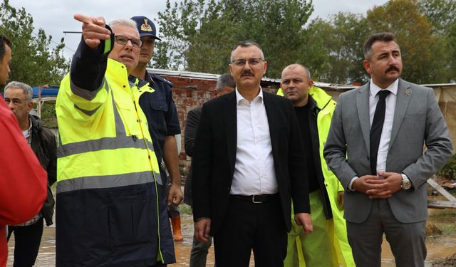 Esence ve yalıçiftlik’te sağanak sonrası taşkın müdahalesi
