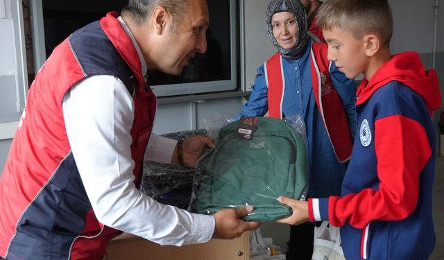 Kütahya'da köy okulundaki öğrencilere kırtasiye desteği