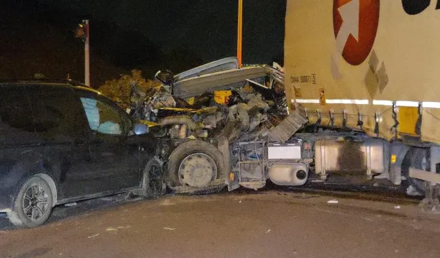 Bursa’da 3 araç birbirine girdi: 1 can kaybı, 7 yaralı