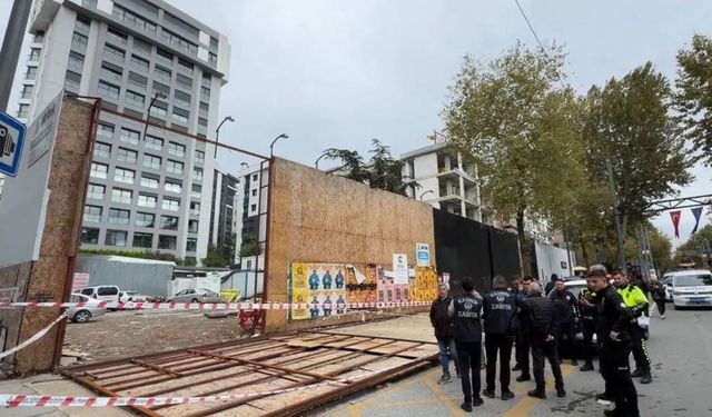 Kadıköy’de inşaat kaplaması yayaların üzerine devrildi
