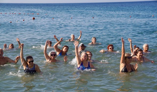 Dünya Barış Gününe denizde pilates ile başladılar