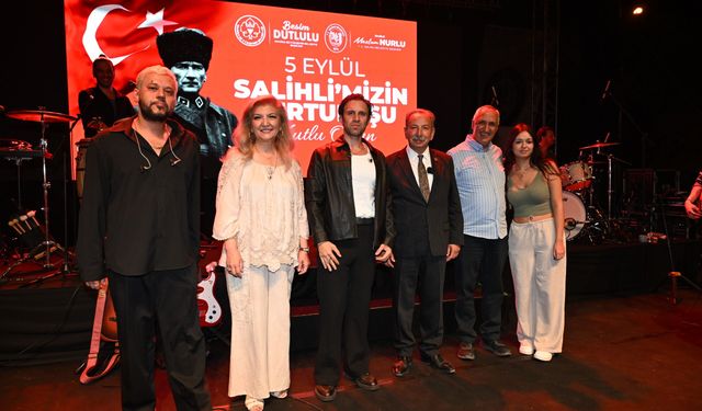 Salihli’de 104. Yıl Coşkusu: Adamlar’dan Unutulmaz Gece