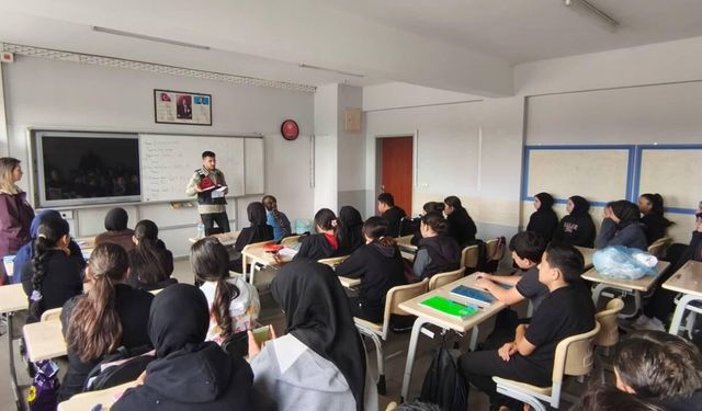 Jandarmadan öğrenci ve öğretmenlere siber güvenlik eğitimi