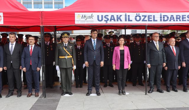 Uşak'ta 29 Ekim kutlamaları çelenk töreniyle başladı