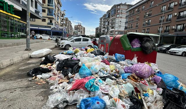 Gündemde siyasi parti transferi tartışmaları, yerde çöp dağları