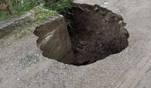 Çanakkale’de yol çöktü, tekneler karaya vurdu