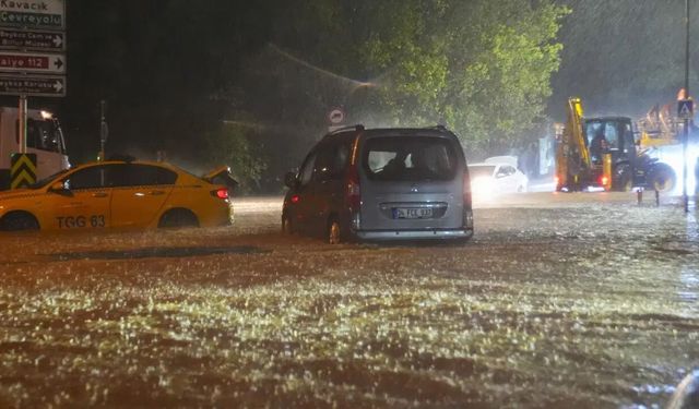 İstanbul’da sağanak felaketi: Metro ve yolları su bastı