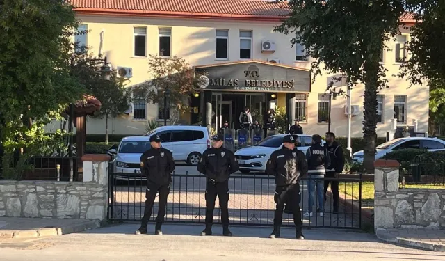 Milas Belediye Başkanı ve oğlu gözaltına alındı