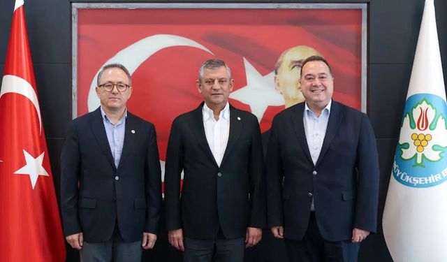 Özgür Özel, Manisa'daki belediye başkanlarıyla buluştu